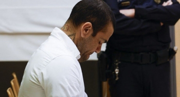 Daniel Alves é condenado a 4 anos e meio de prisão por estupro em boate de Barcelona
